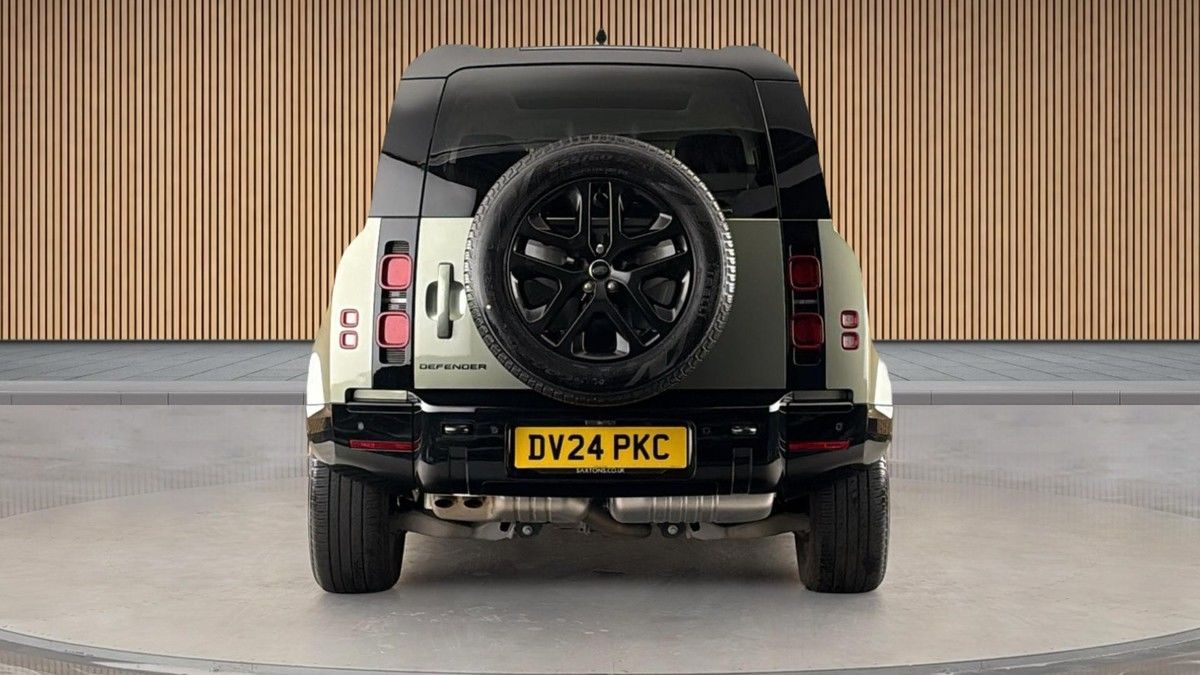 Land Rover Defender 110 Image 4