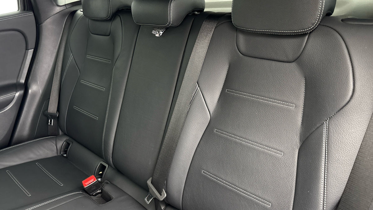 Mercedes-Benz GLA Image 8