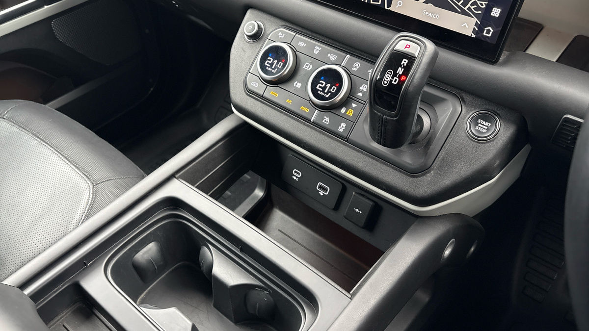 Land Rover Defender 90 Image 18