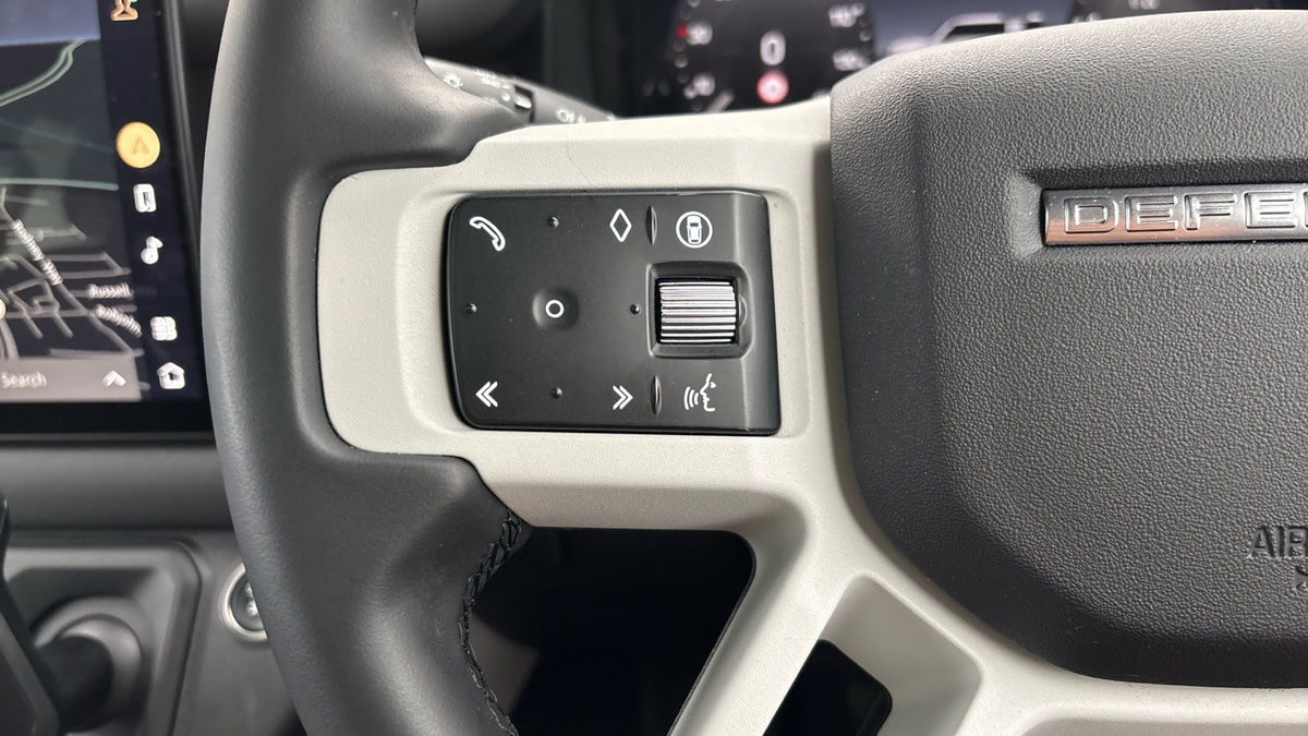 Land Rover Defender 110 Image 13