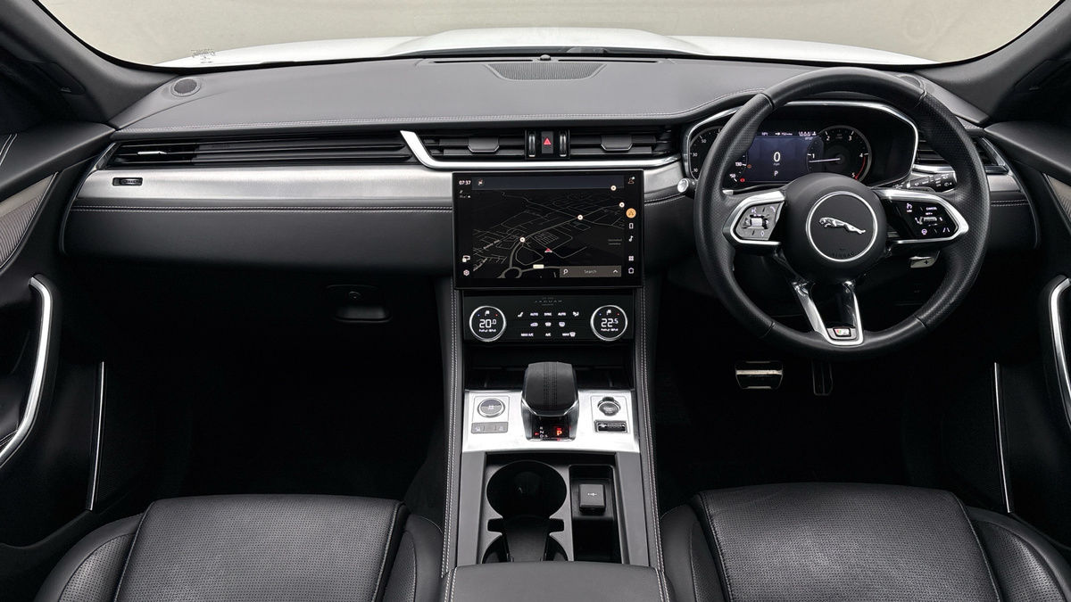 Jaguar F-PACE Image 12