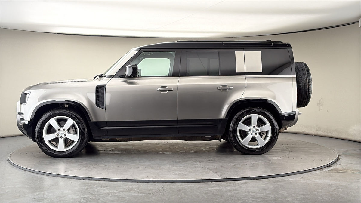 Land Rover Defender 110 Image 15