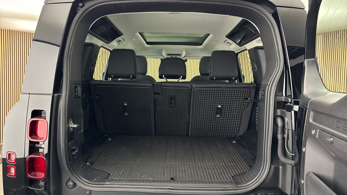 Land Rover Defender 110 Image 11