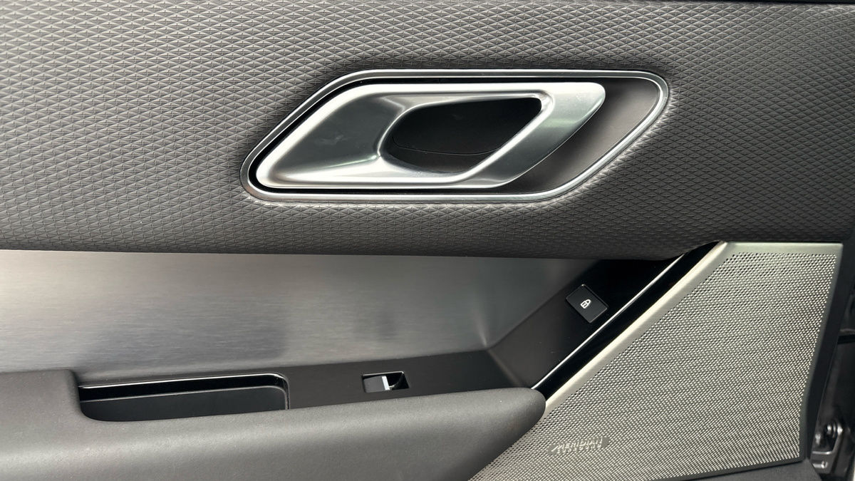 Land Rover Range Rover Velar Image 25