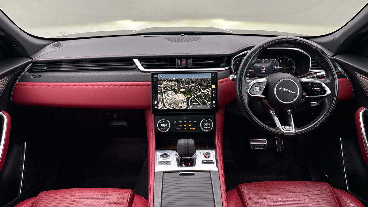 Jaguar F-PACE Image 12