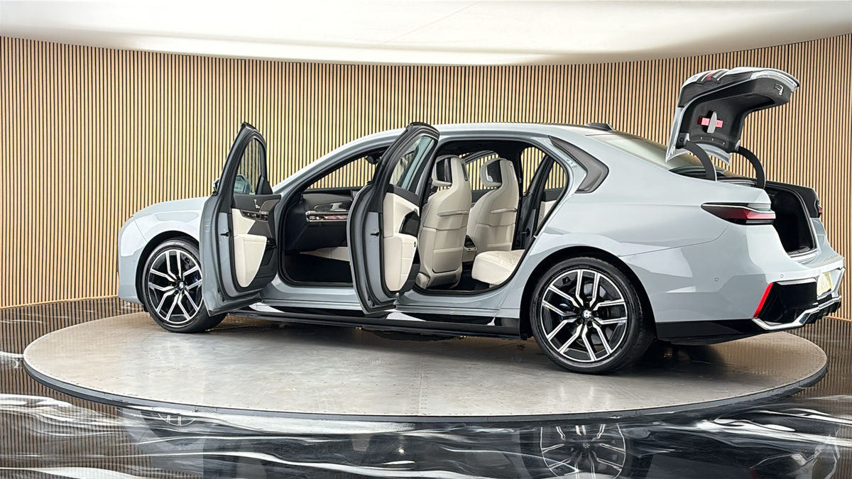 More views of BMW i7