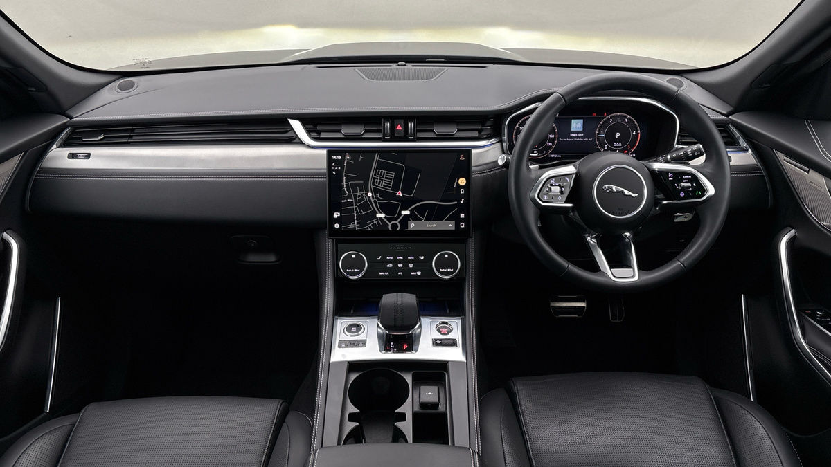 Jaguar F-PACE Image 12
