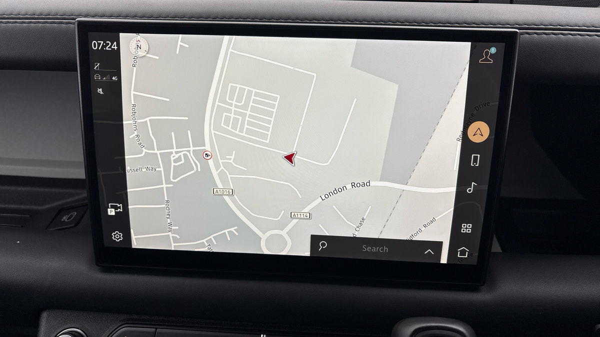 Land Rover Defender 110 Image 17