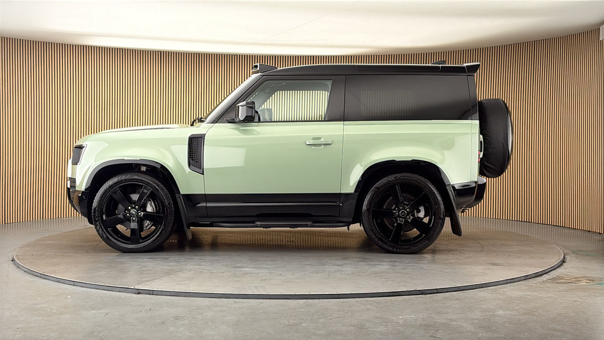 Land Rover Defender 90 Image 15