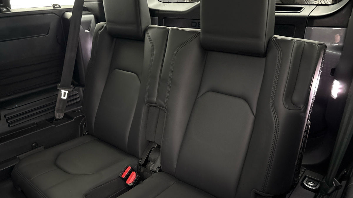 Land Rover Defender 110 Image 27