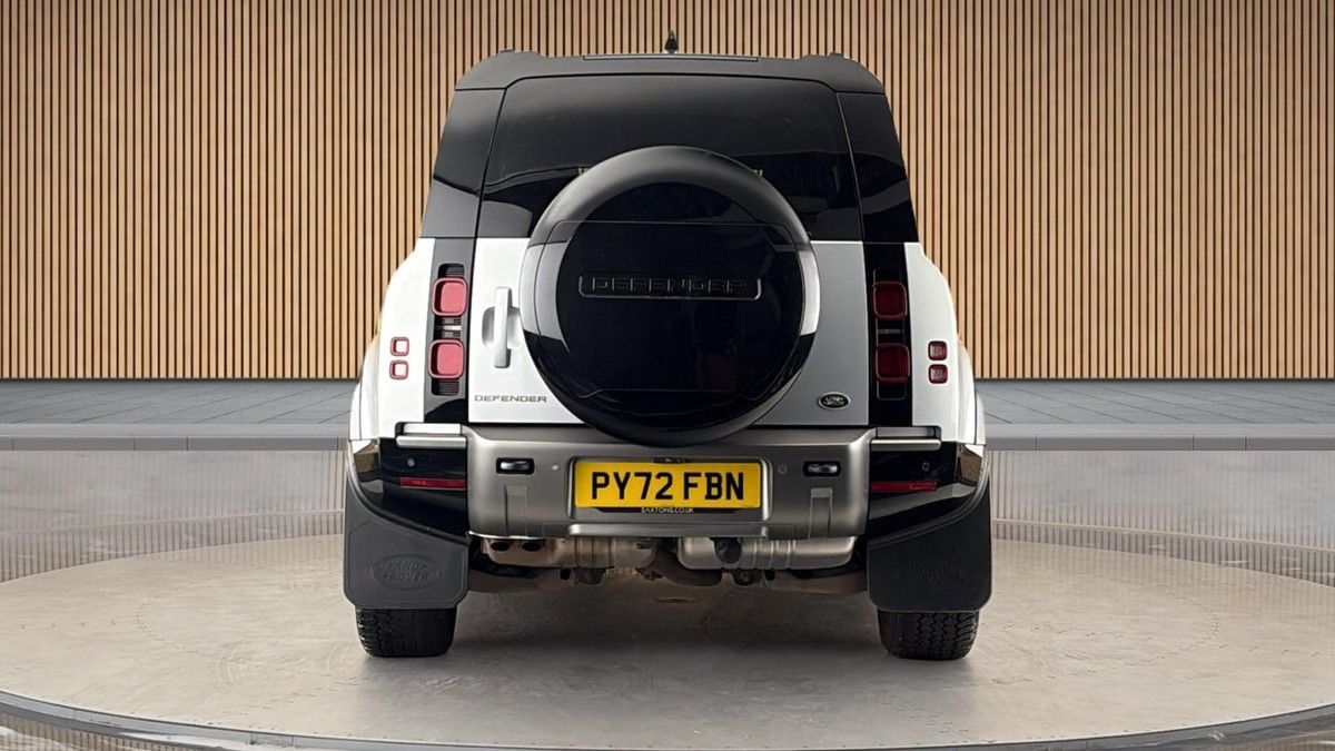 Land Rover Defender 110 Image 4