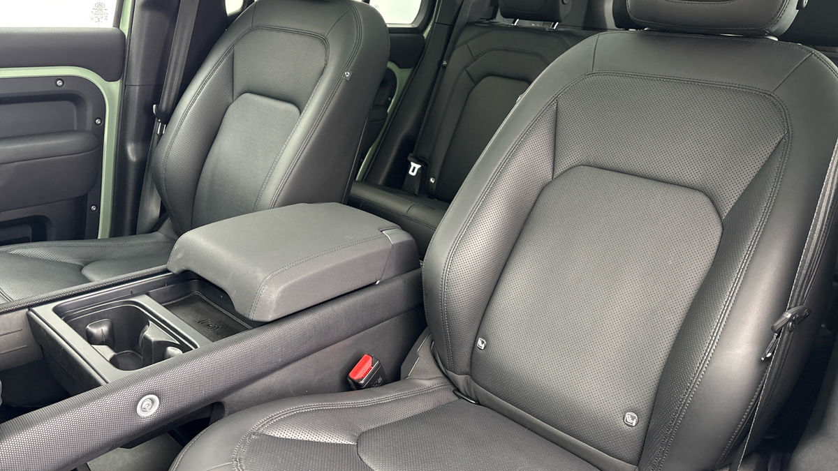 Land Rover Defender 110 Image 7