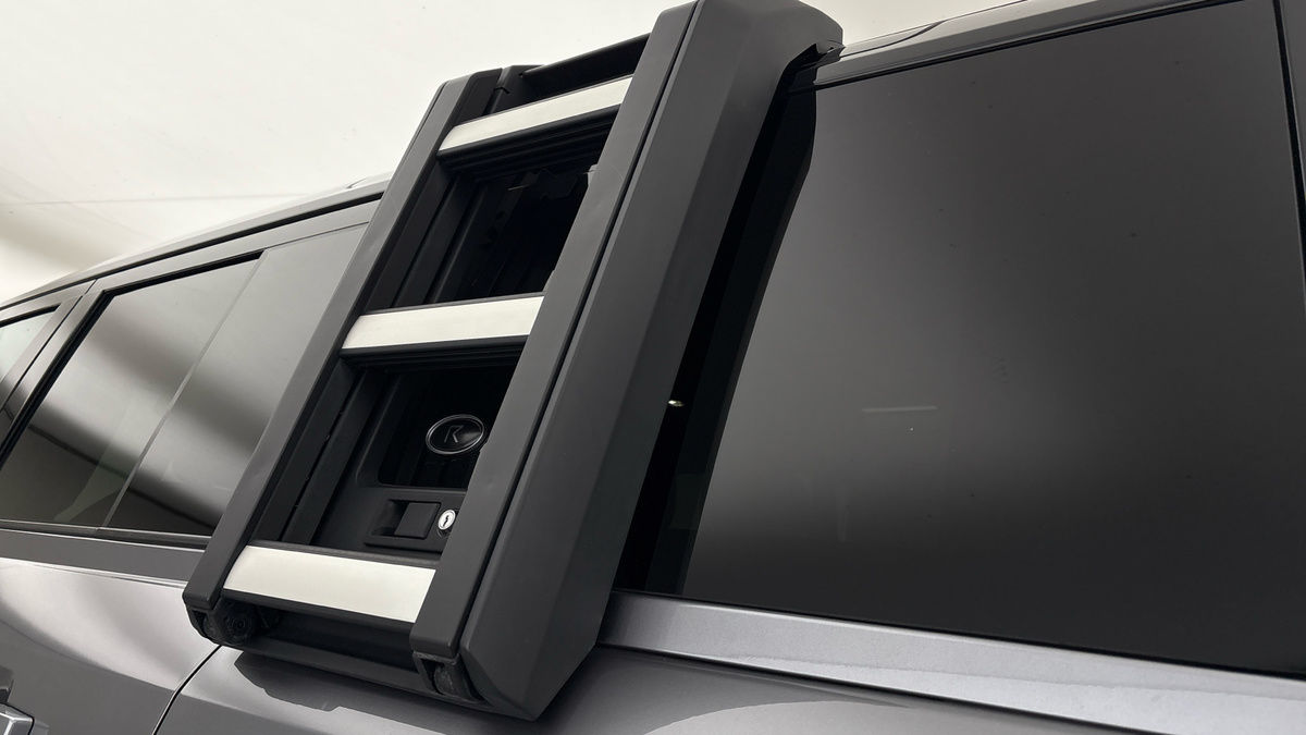 Land Rover Defender 110 Image 25