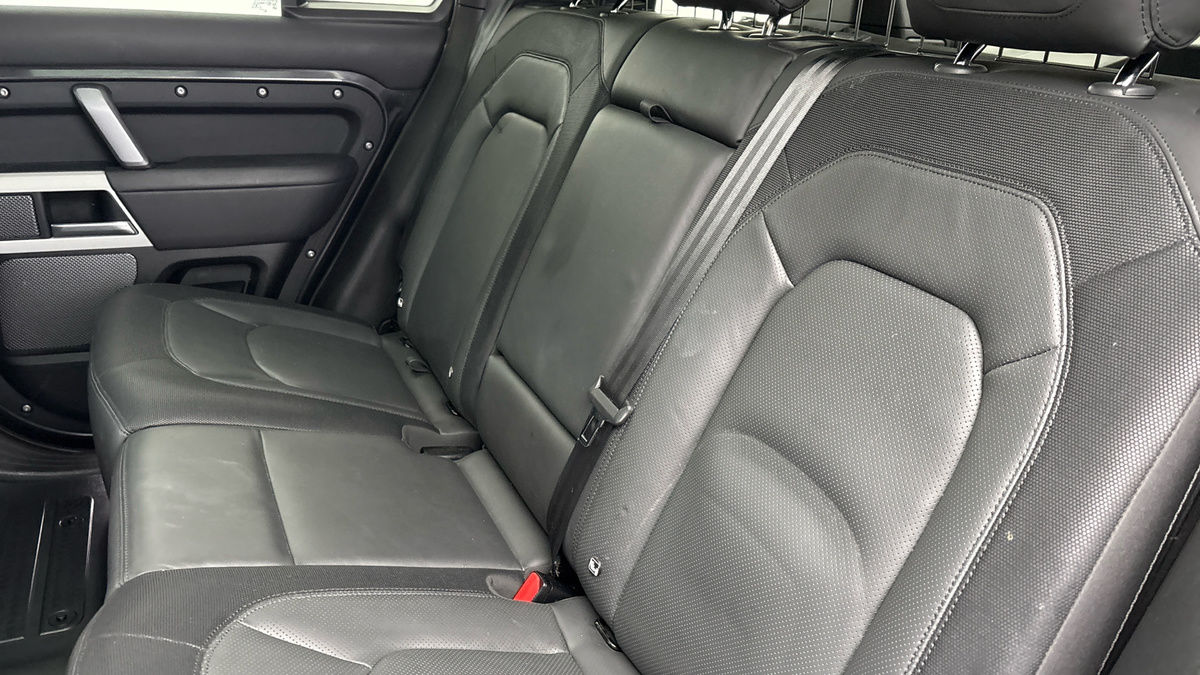 Land Rover Defender 110 Image 8
