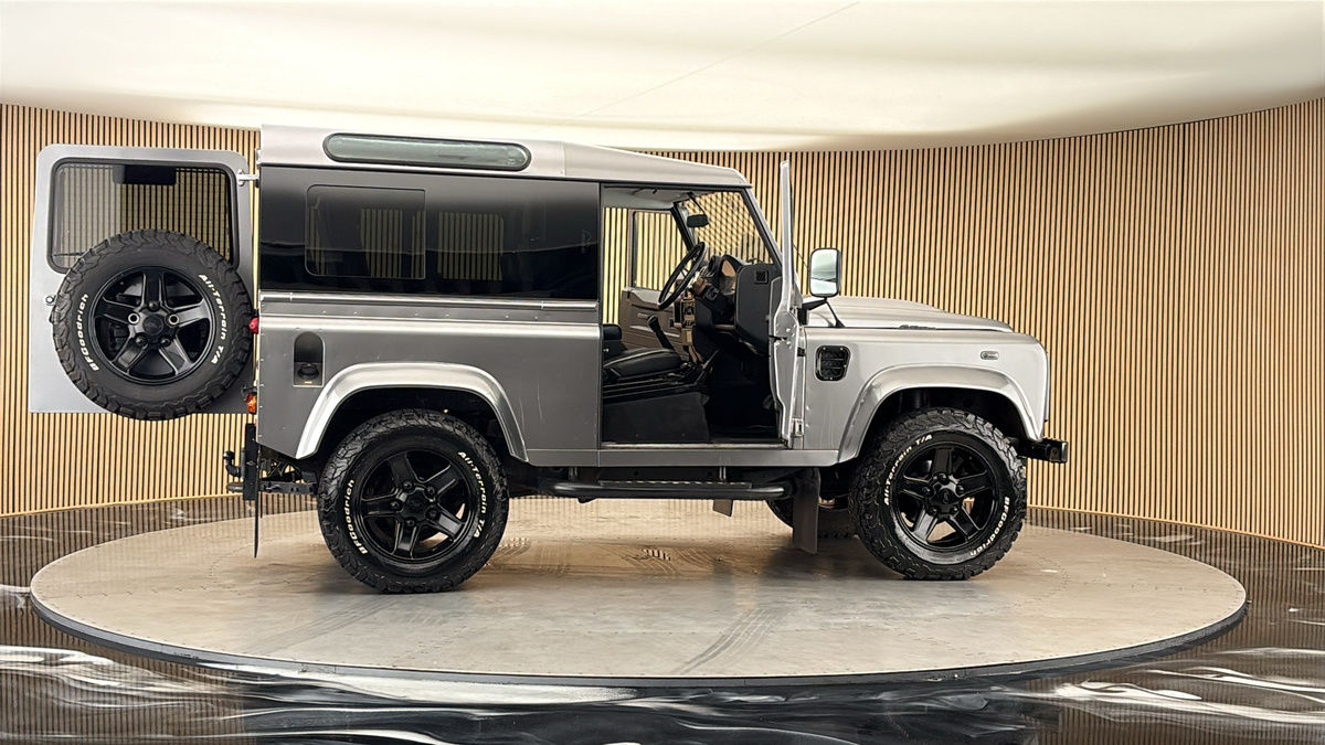 More views of Land Rover Defender 90