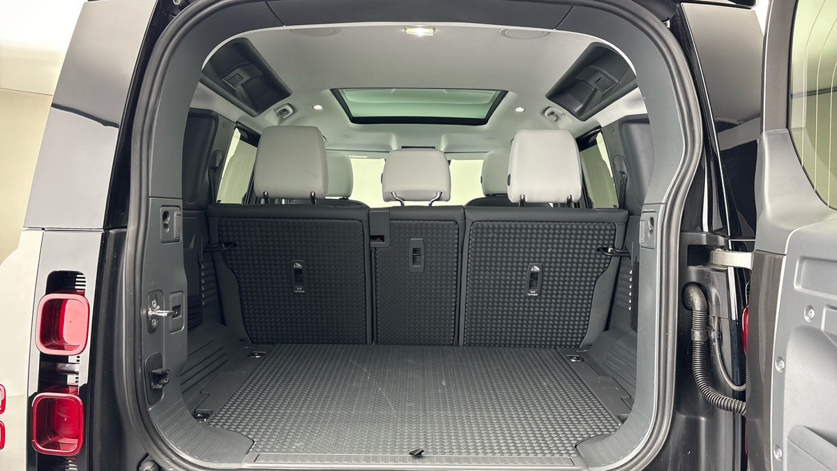 Land Rover Defender 110 Urban Image 27