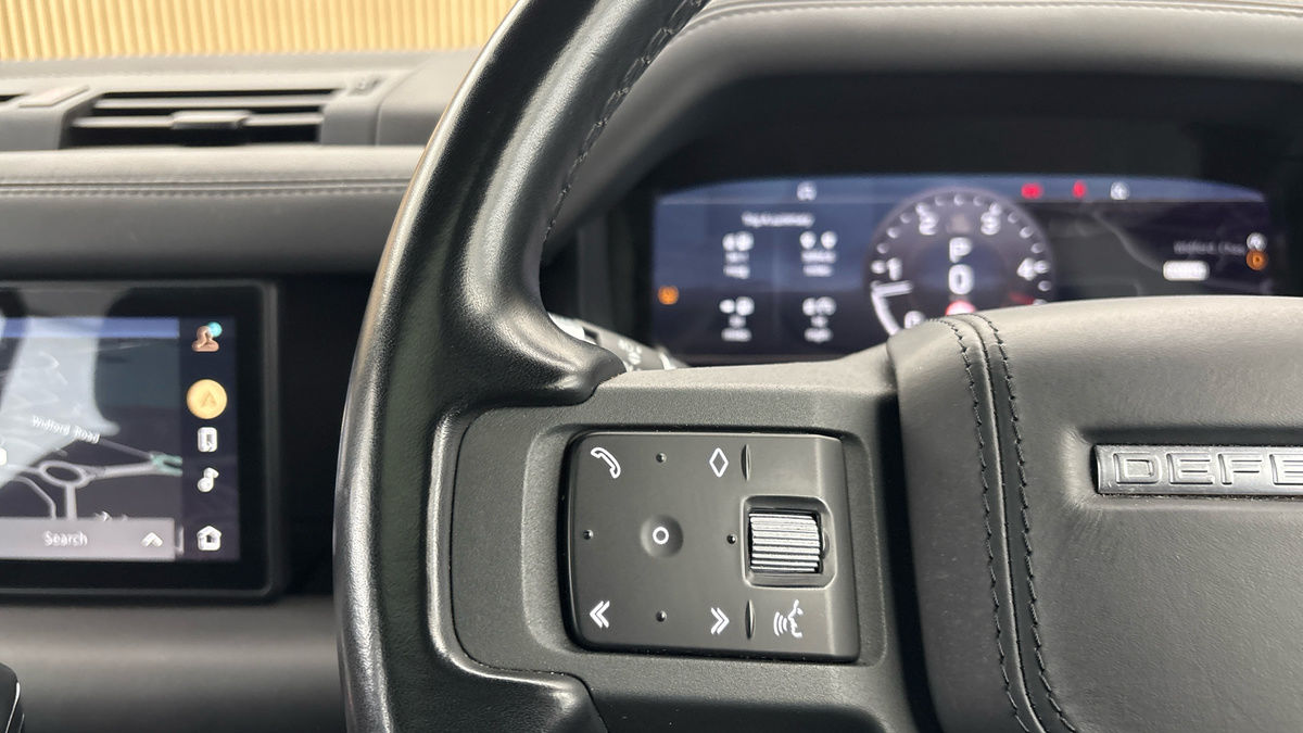 Land Rover Defender 110 Image 13