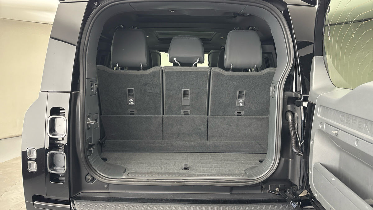 Land Rover Defender 130 Image 11