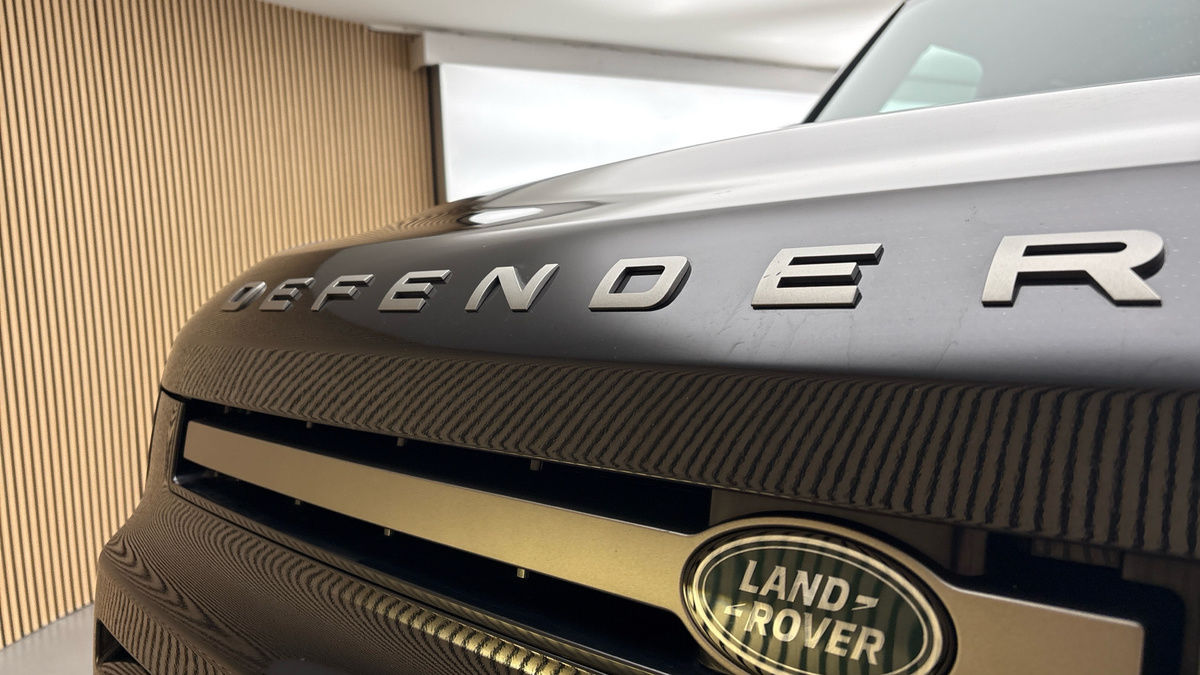 Land Rover Defender 130 Image 24