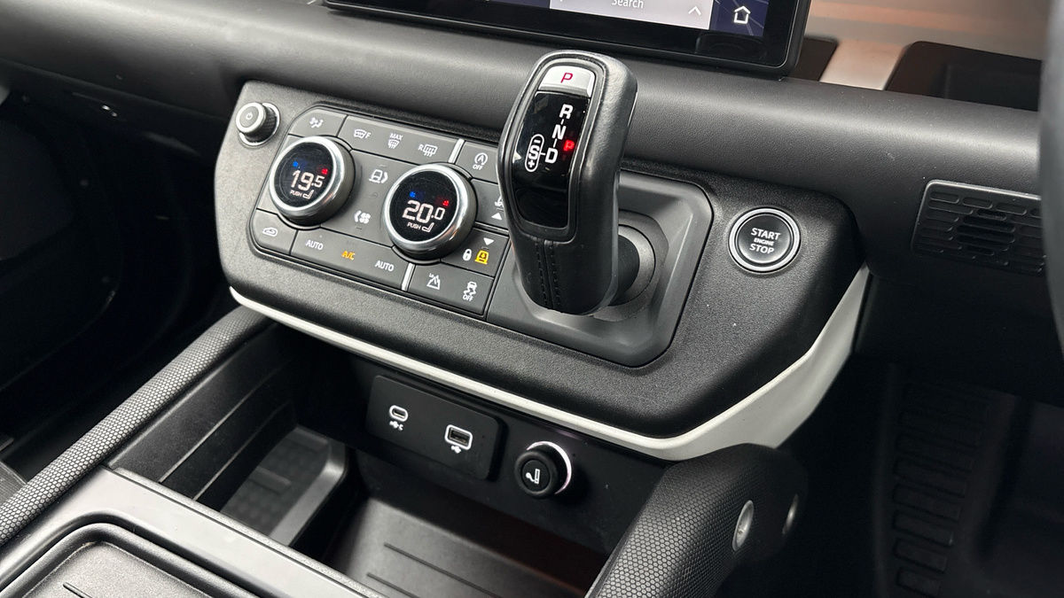 Land Rover Defender 90 Image 18