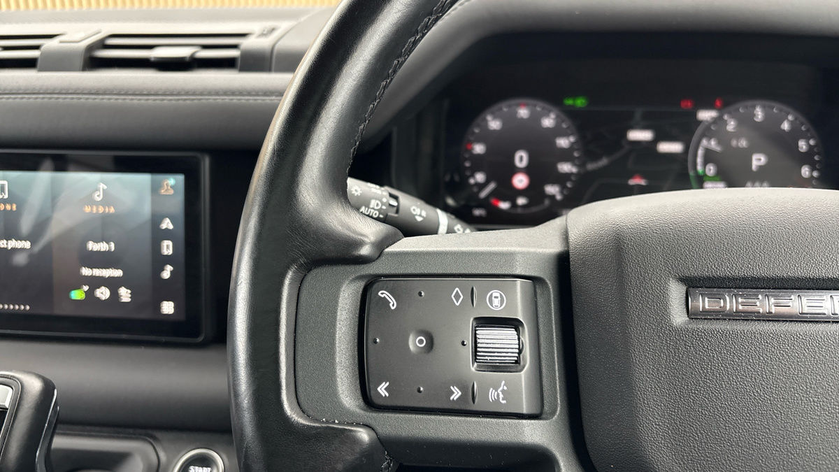 Land Rover Defender 110 Image 13