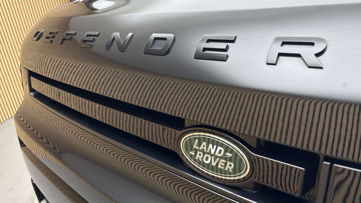 Land Rover Defender 110 Image 24