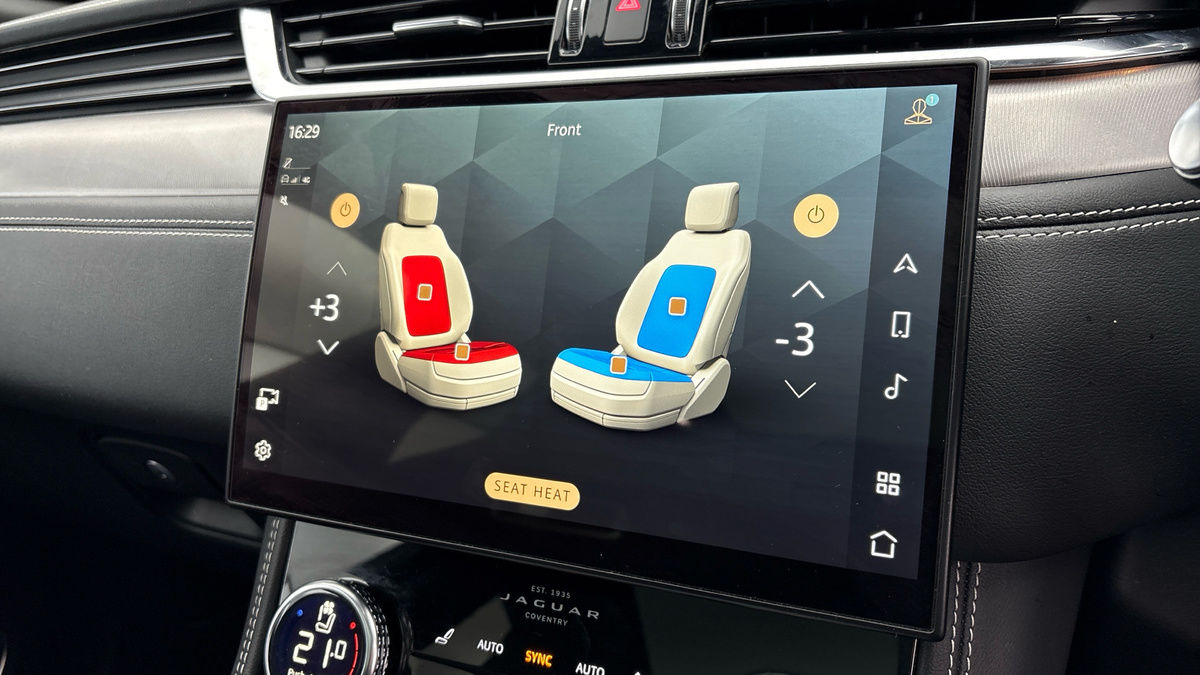 Jaguar F-PACE Image 35