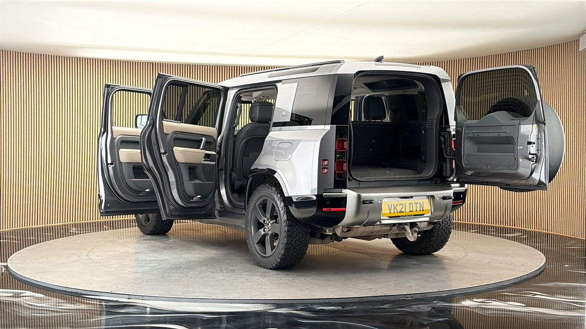 Land Rover Defender 110 Image 23