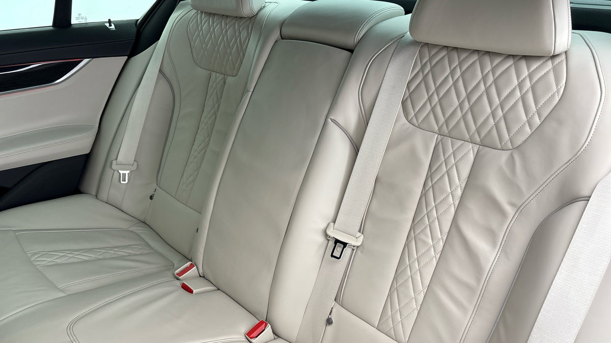 BMW 7 Series Image 8