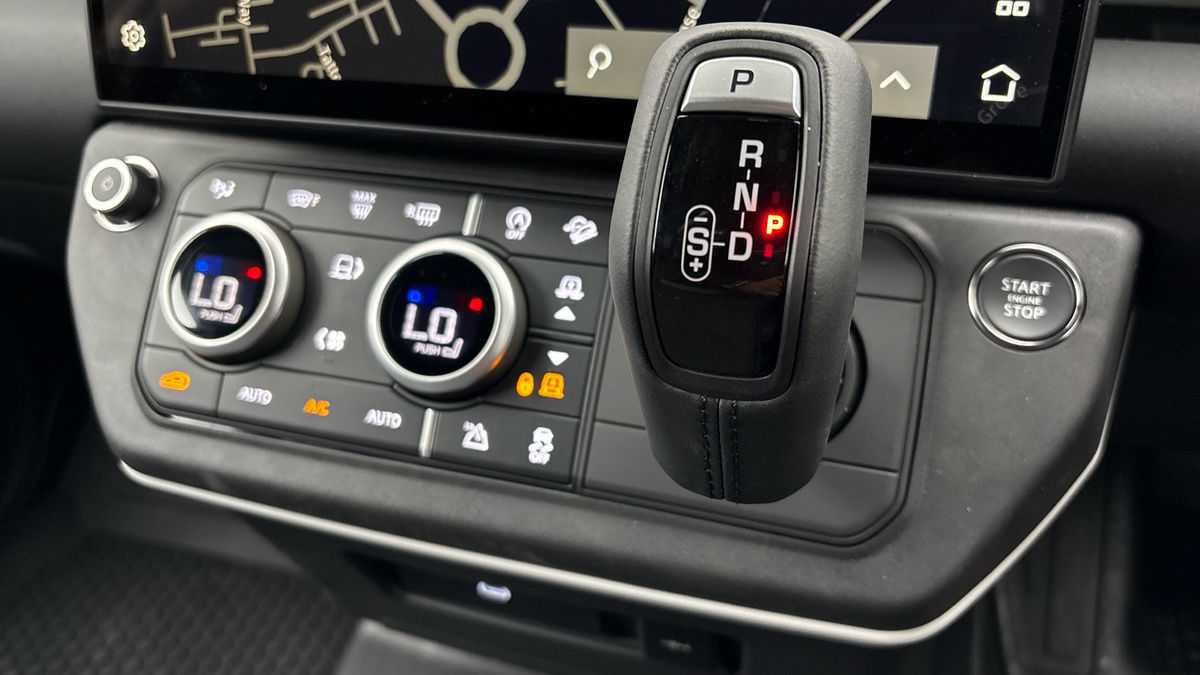 Land Rover Defender 110 Image 26