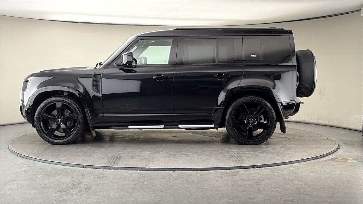 Land Rover Defender 110 Image 15