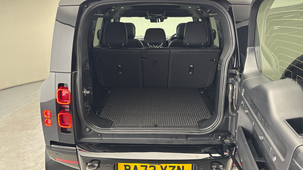 Land Rover Defender 110 Image 11