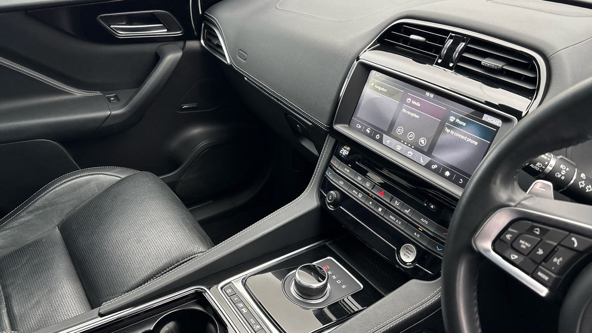 Jaguar F-PACE Image 18