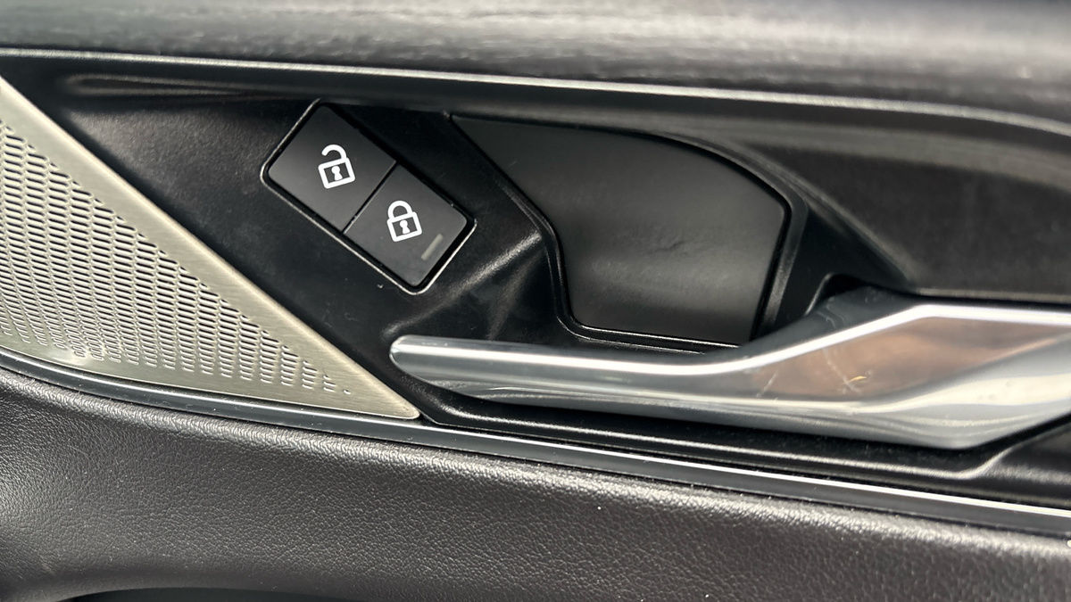 Jaguar F-PACE Image 26