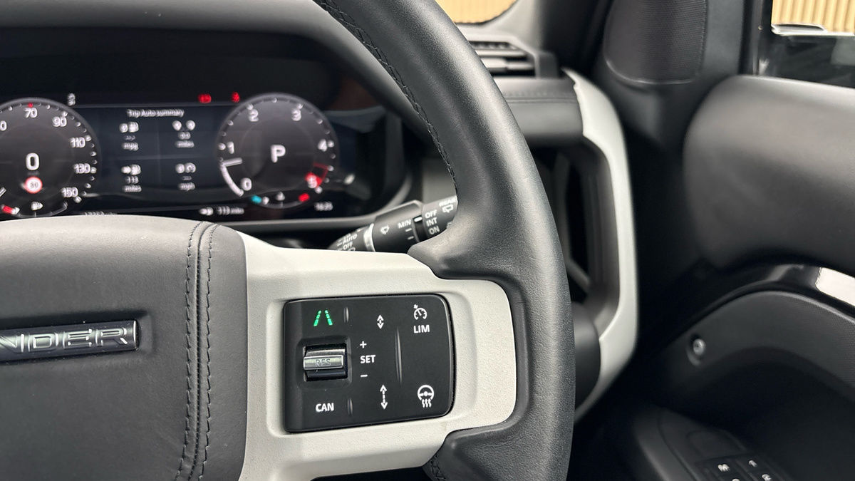 Land Rover Defender 110 Image 14