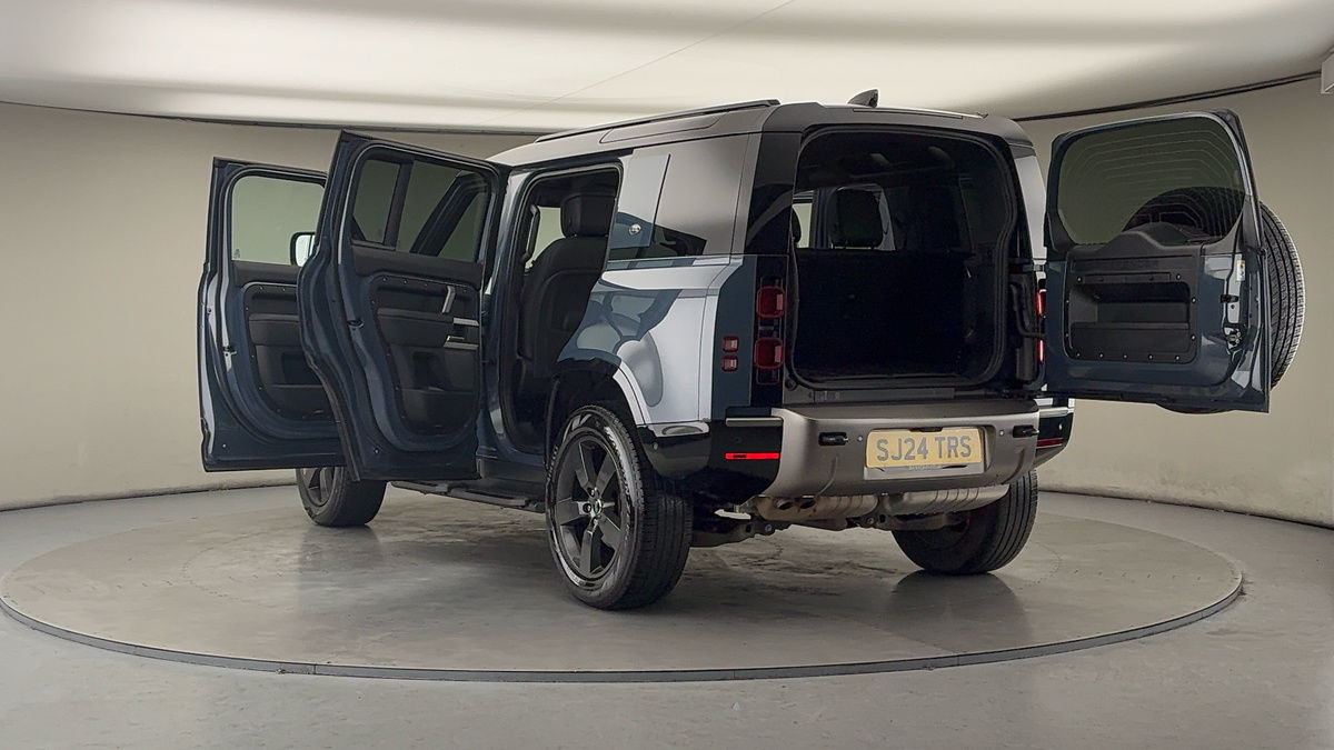 Land Rover Defender 110 Image 23