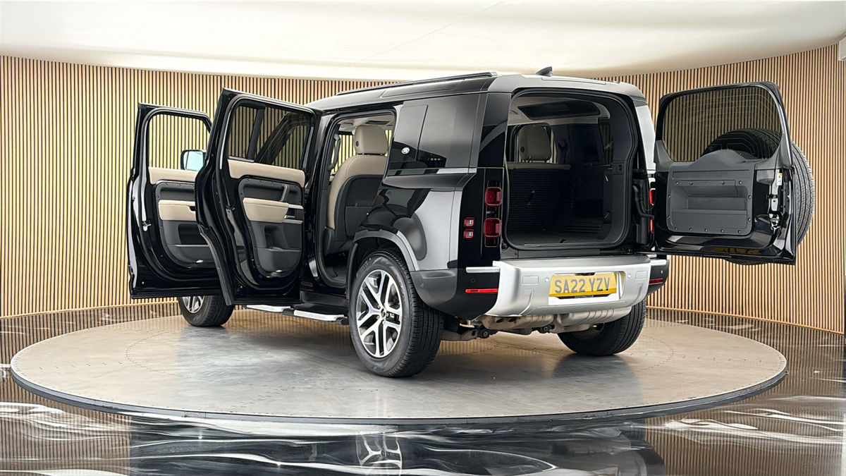 Land Rover Defender 110 Image 23