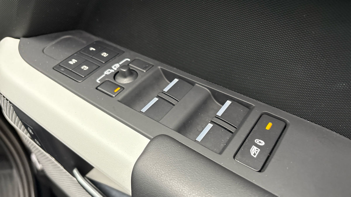 Land Rover Defender 130 Image 25