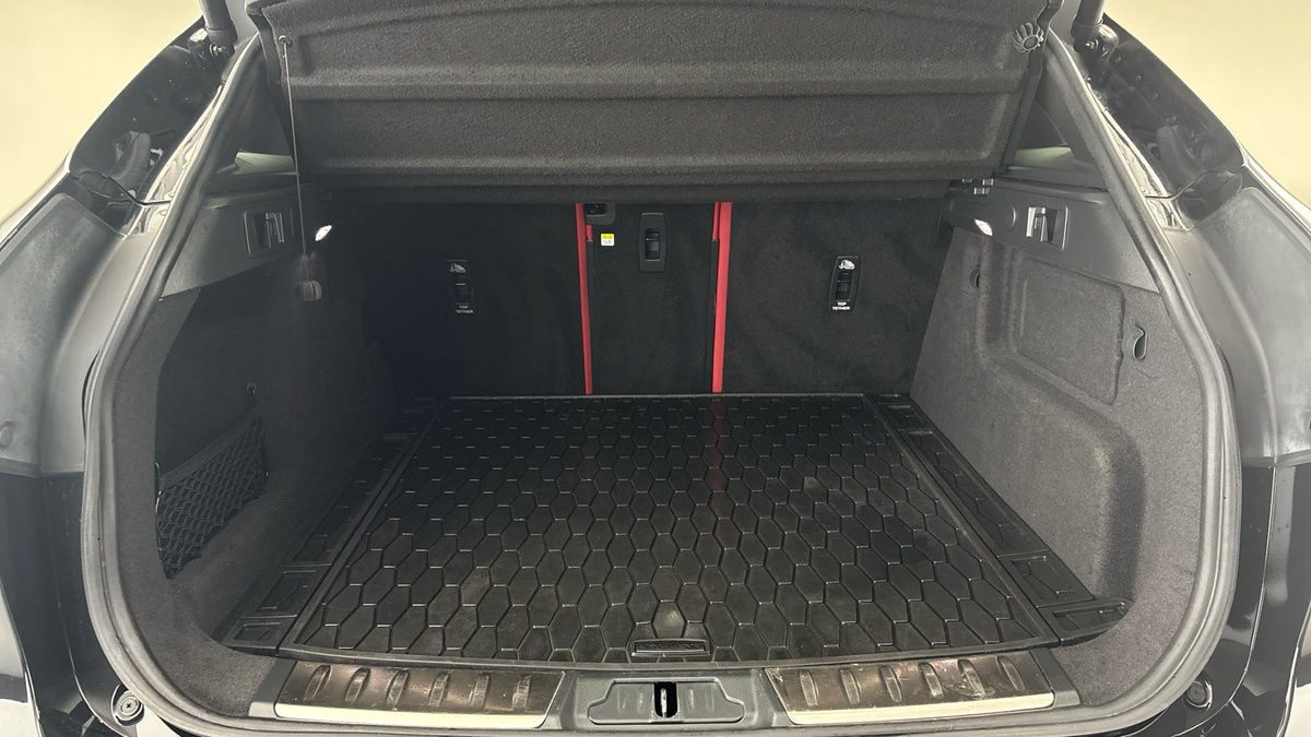 Jaguar F-PACE Image 11