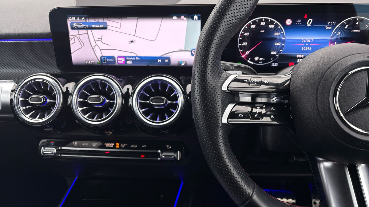 Mercedes-Benz GLB Image 13