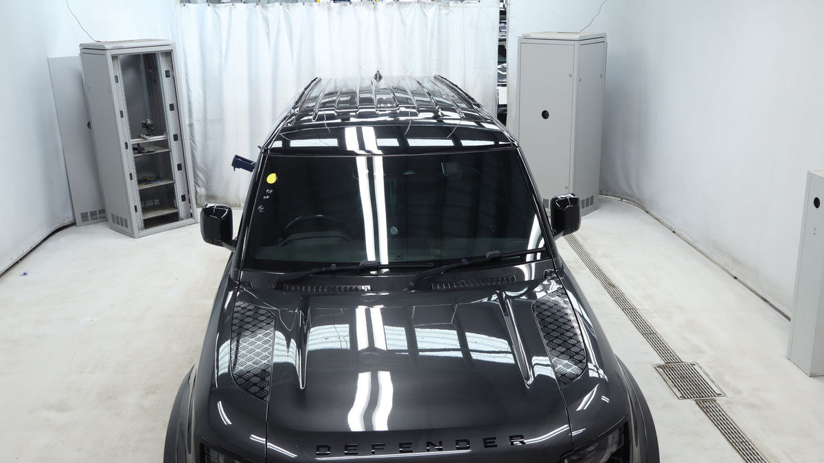 Land Rover Defender 110 Image 7
