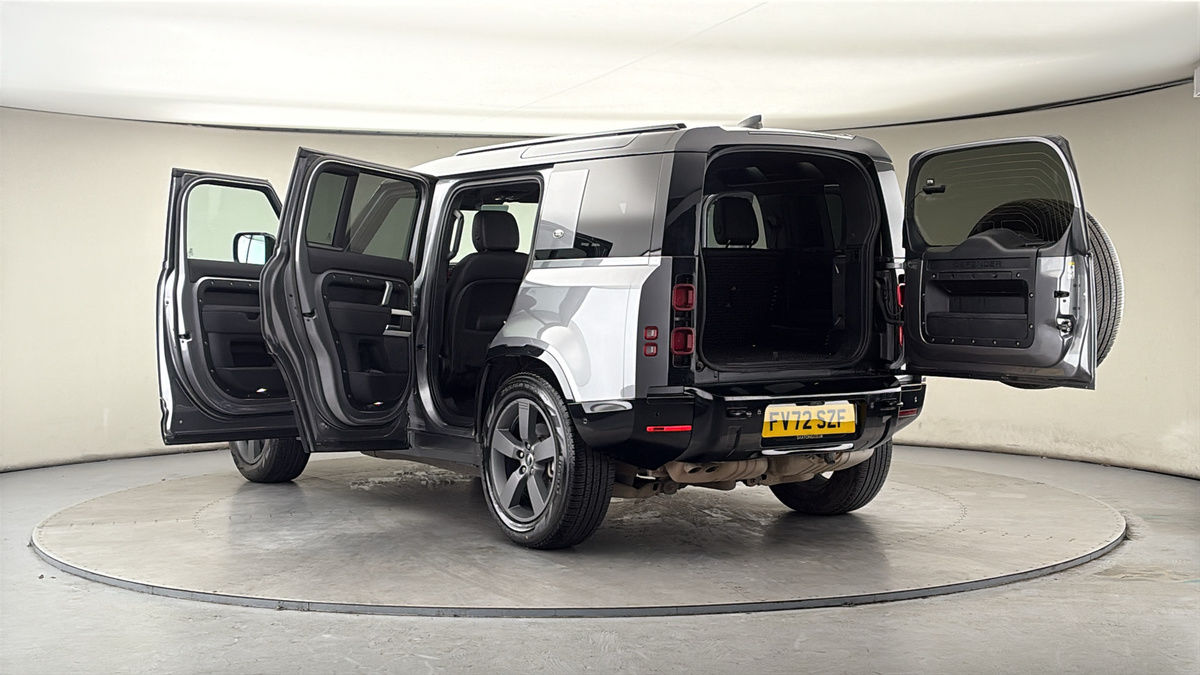 Land Rover Defender 110 Image 23