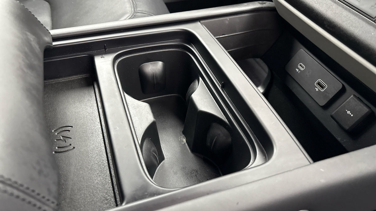 Land Rover Defender 110 Image 9