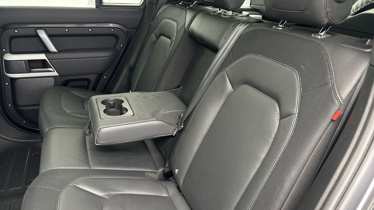 Land Rover Defender 110 Image 9