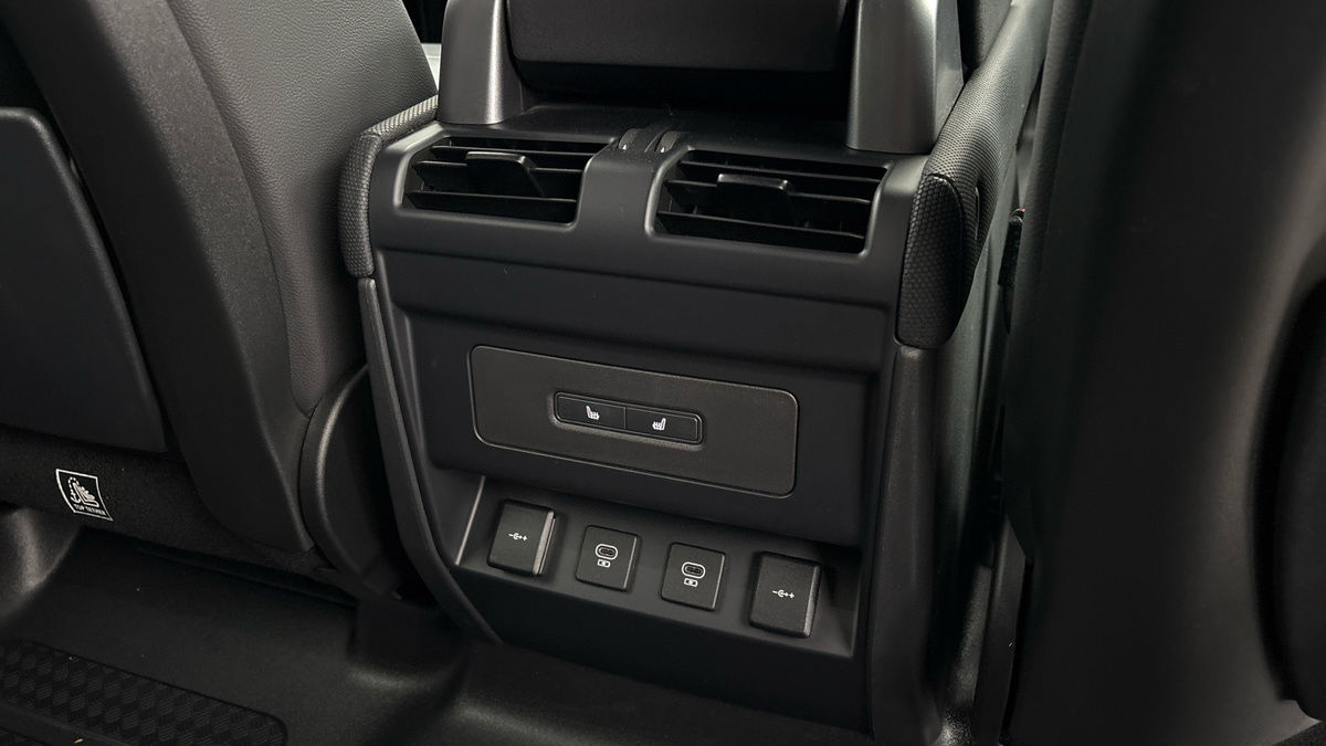 Land Rover Defender 110 Image 25