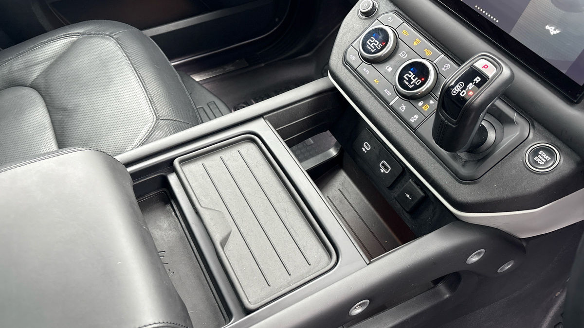 Land Rover Defender 110 Image 18