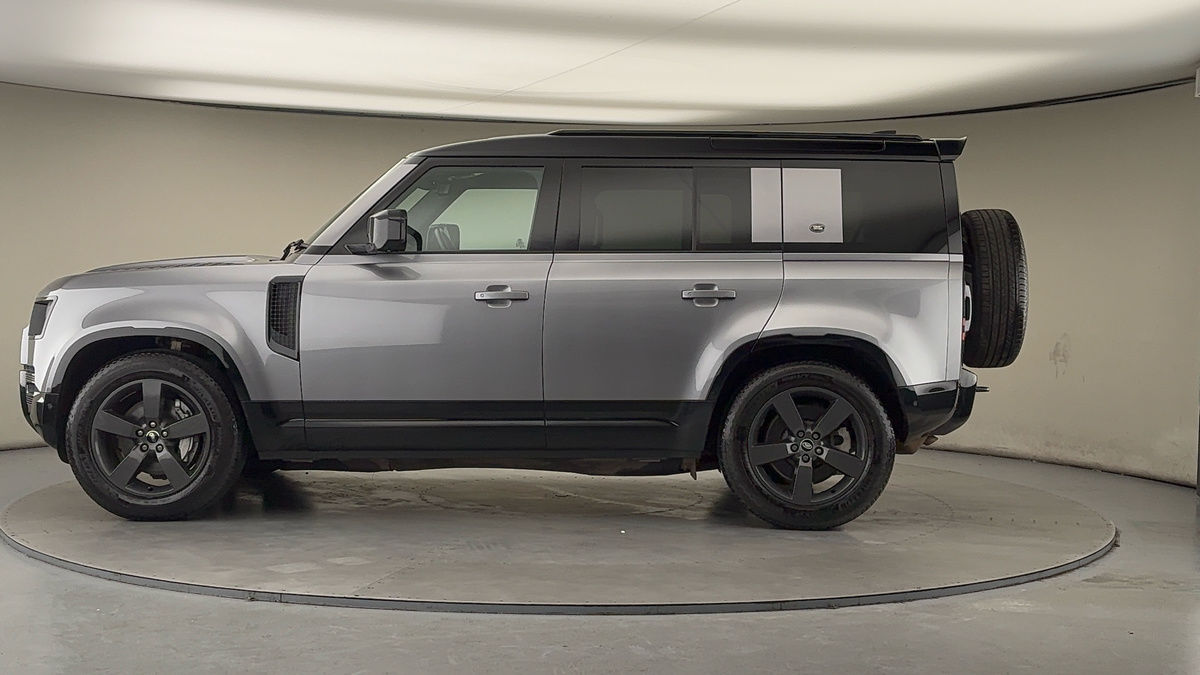 Land Rover Defender 110 Image 15