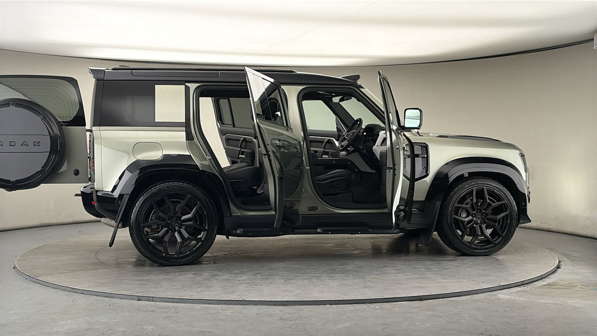 More views of Land Rover Defender 110