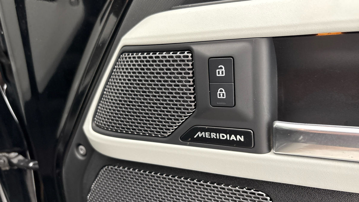 Land Rover Defender 110 Image 26