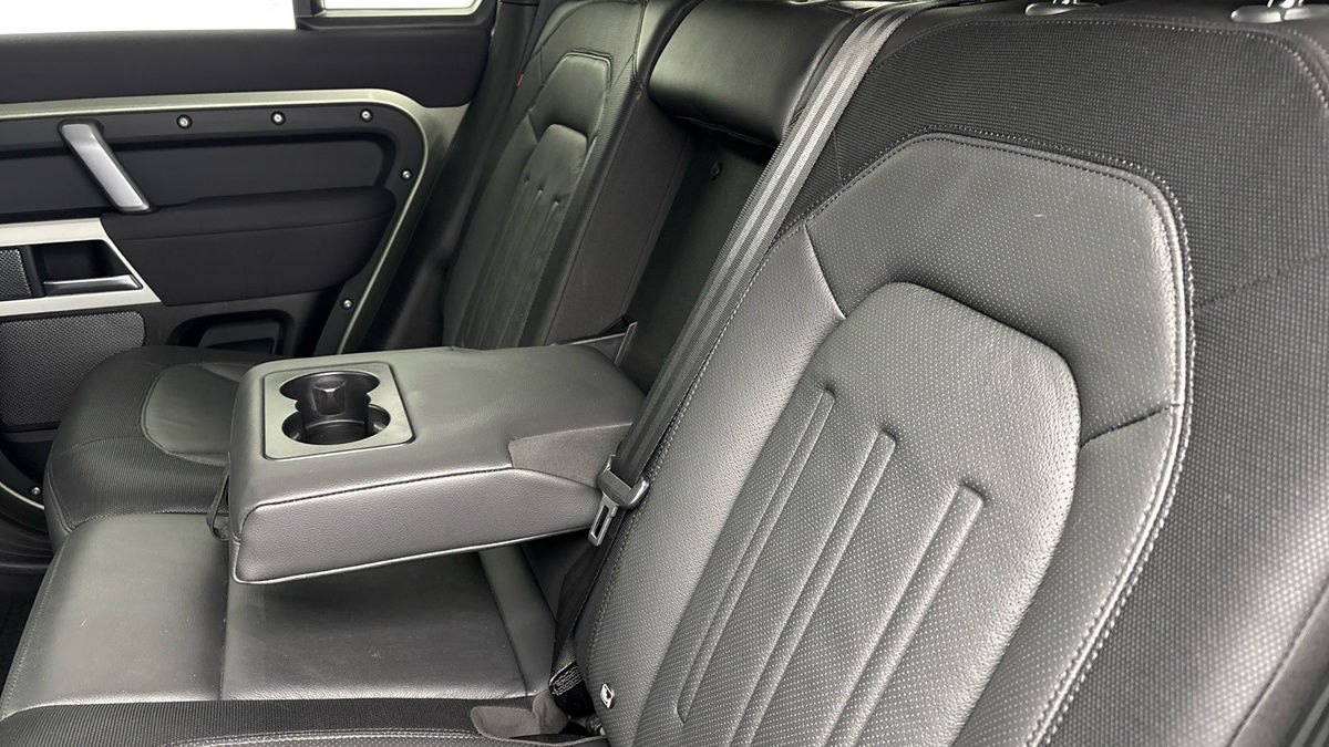 Land Rover Defender 110 Image 9